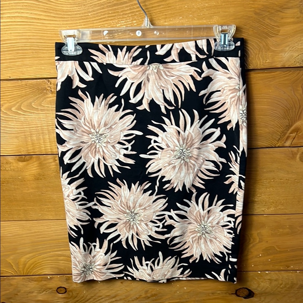 Ann Taylor Women Black Cream White Pencil Skirt 6 Knee-Length Resort Wear Floral